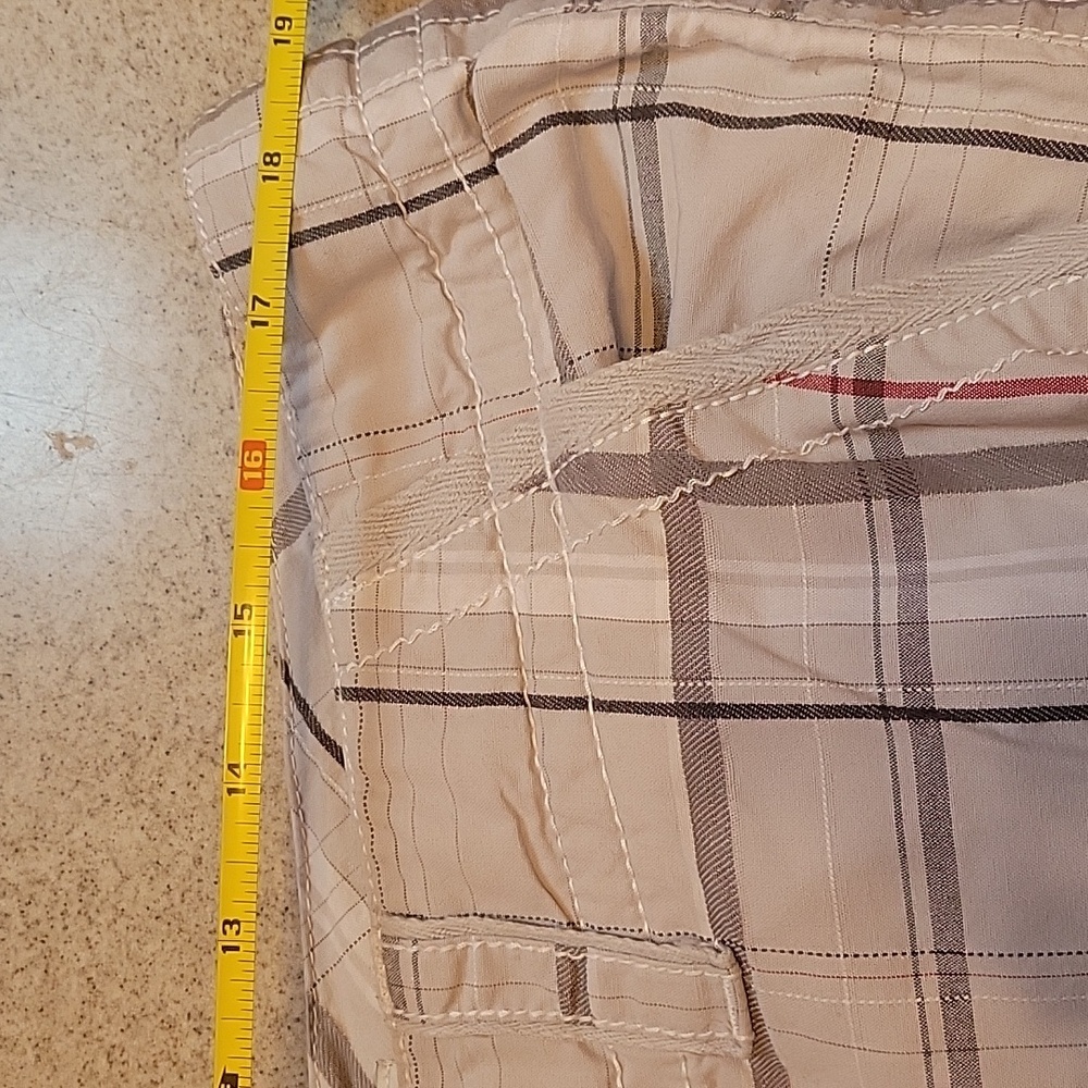 BKE Men's Plaid Cargo Shorts Gray and Red Size 36 - Picture 8 of 8